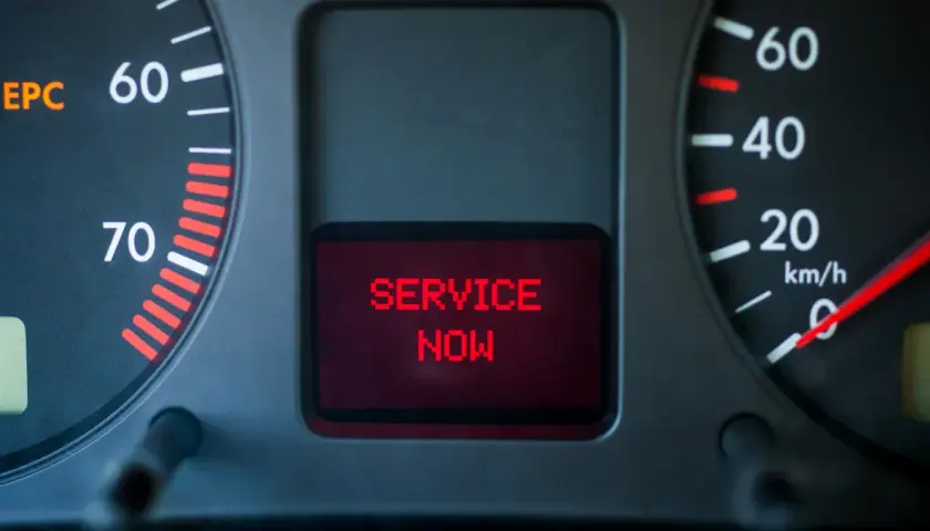 Kontrolka EPC świeci się, a na wyświetlaczu widnieje komunikat "SERVICE NOW". Oznacza to, że silnik wymaga pilnej diagnostyki.