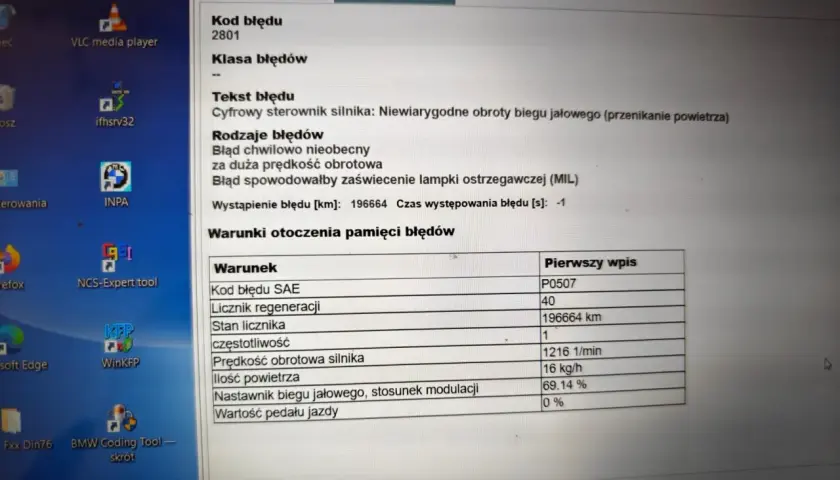 Ekran komputera z programem diagnostycznym BMW, wyświetlający kody błędów, w tym kod 2801 dotyczący nieprawidłowych obrotów biegu jałowego.