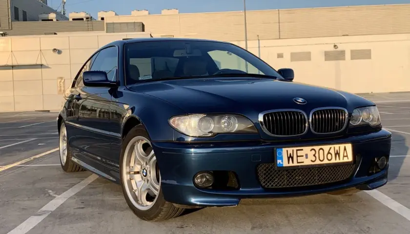 Granatowe BMW E46 330ci na parkingu.