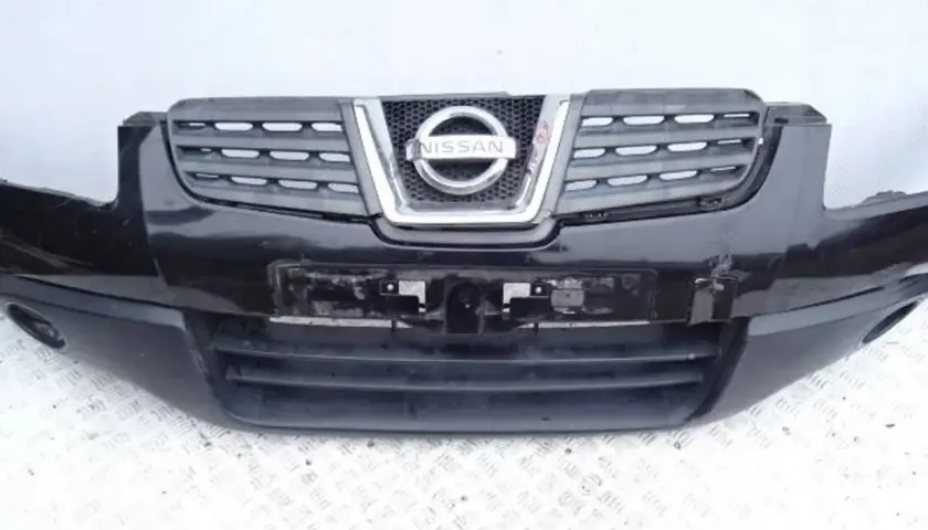 Czarny zderzak Nissan Qashqai z charakterystycznym grillem i logo marki.