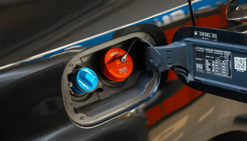 Zbiornik AdBlue i Diesel w samochodzie. Po dolaniu AdBlue kontrolka nie gaśnie, mimo że płyn jest uzupełniony.