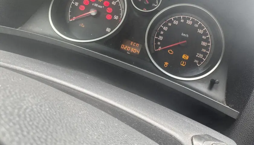 Kontrolka samochód z kluczykiem Opel świeci się, wskazując problem z immobilizerem lub kluczykiem. Na desce rozdzielczej widoczne są też inne kontrolki.