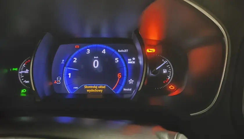 Na desce rozdzielczej Renault świeci się kontrolka "Skontroluj układ wydechowy".