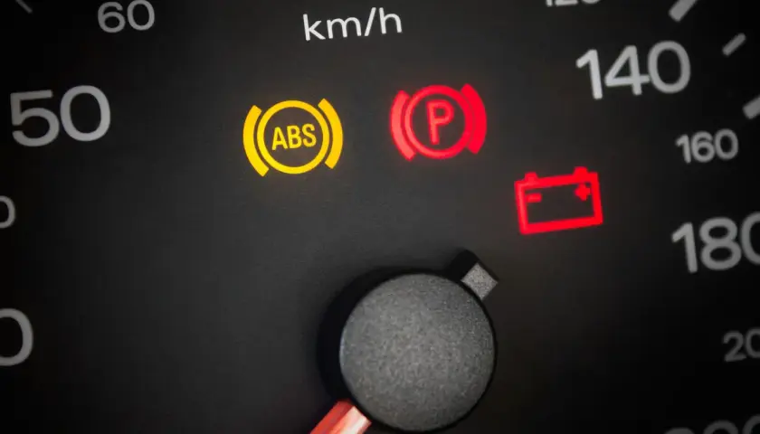 Na desce rozdzielczej BMW E46 świeci się kontrolka ABS, hamulca ręcznego i akumulatora.