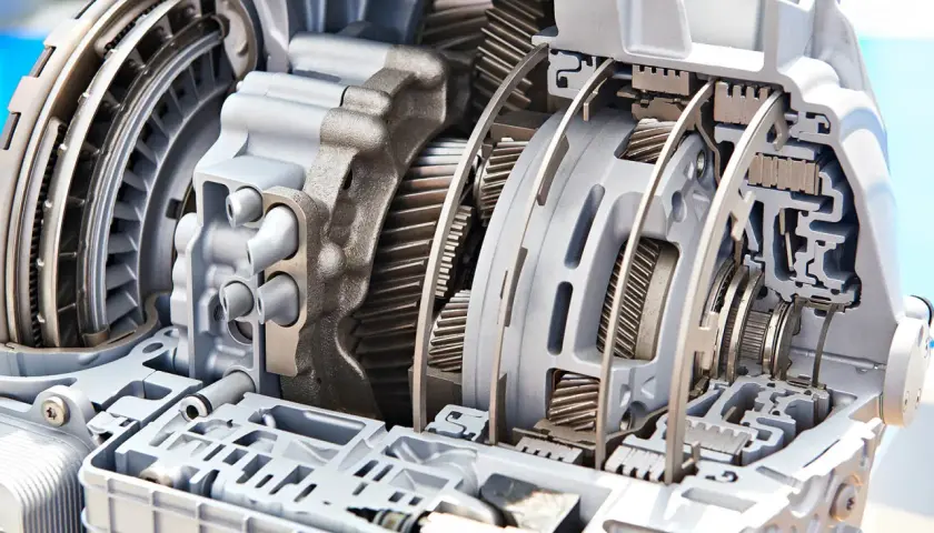 Przekrój nowoczesnej skrzyni biegów, ukazujący złożone elementy mechaniczne, takie jak koła zębate i sprzęgła, kluczowe dla jej działania.