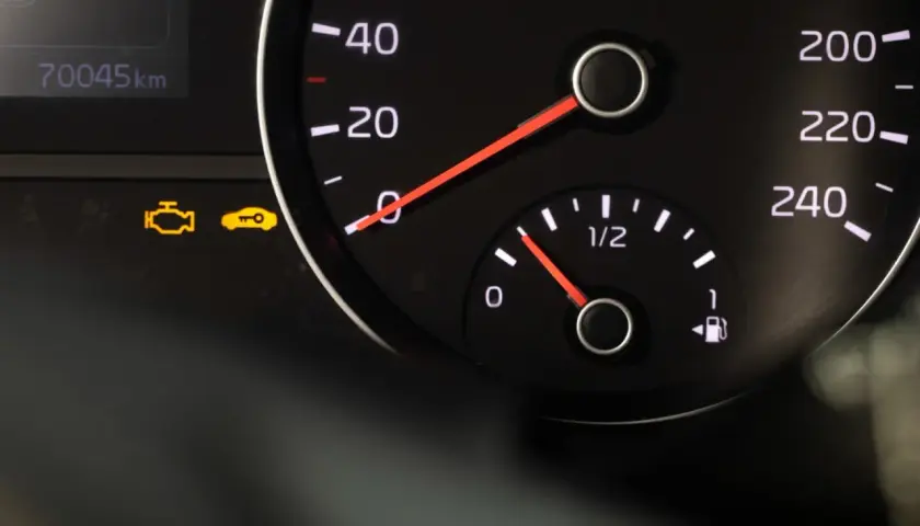 Kontrolka check engine świeci, mimo że auto działa normalnie. Na desce rozdzielczej widać też ikonę kluczyka.