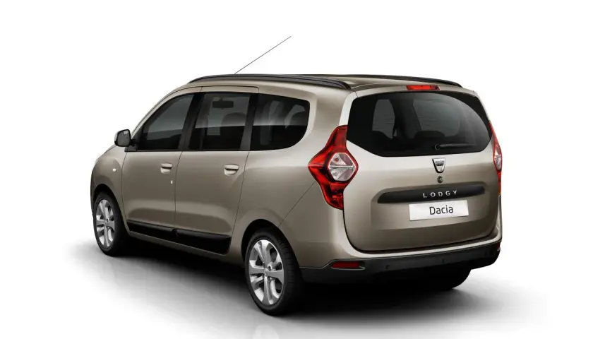 Złoty Dacia Lodgy z tyłu, pokazujący jego praktyczne wymiary. Idealny dla rodziny.