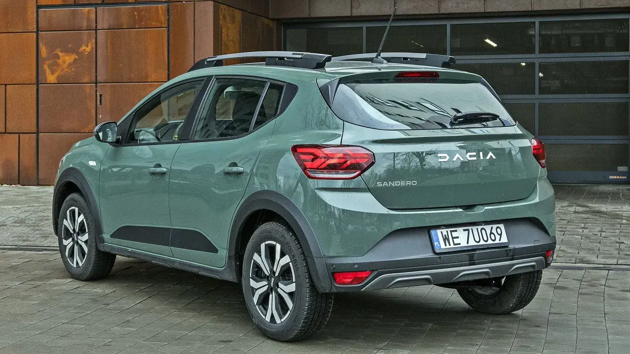 Dacia Sandero w zielonym kolorze lakieru, z relingami dachowymi, prezentuje się nowocześnie.