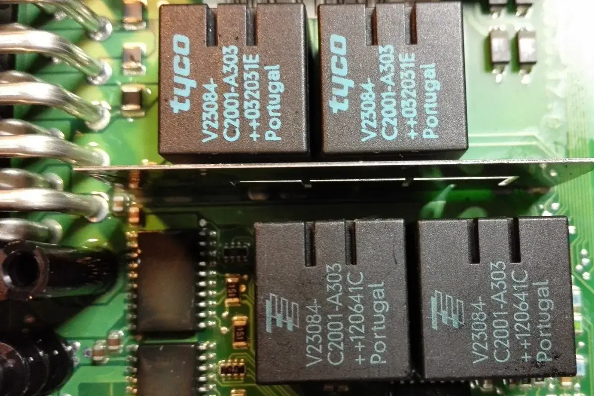 Zbliżenie na moduł elektroniczny z przekaźnikami Tyco V23084.