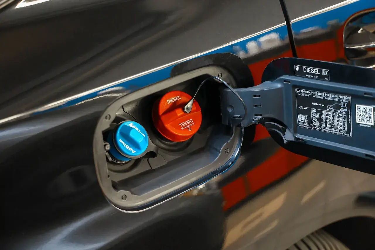 Zbiornik AdBlue i Diesel w samochodzie. Po dolaniu AdBlue kontrolka nie gaśnie, mimo że płyn jest uzupełniony.