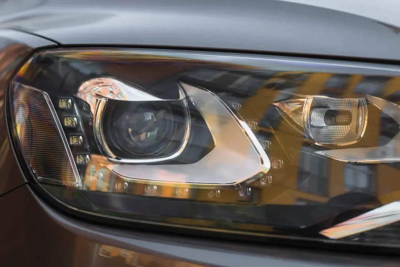 Reflektor samochodowy z LED. Dowiedz się, jak sprawdzić czujnik poziomowania świateł, by zapewnić optymalne oświetlenie drogi.