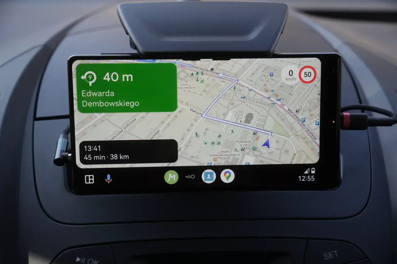 Nawigacja Medianav z Android Auto pokazuje trasę do ul. Edwarda Dębowskiego. Czas dojazdu 45 min, dystans 38 km.