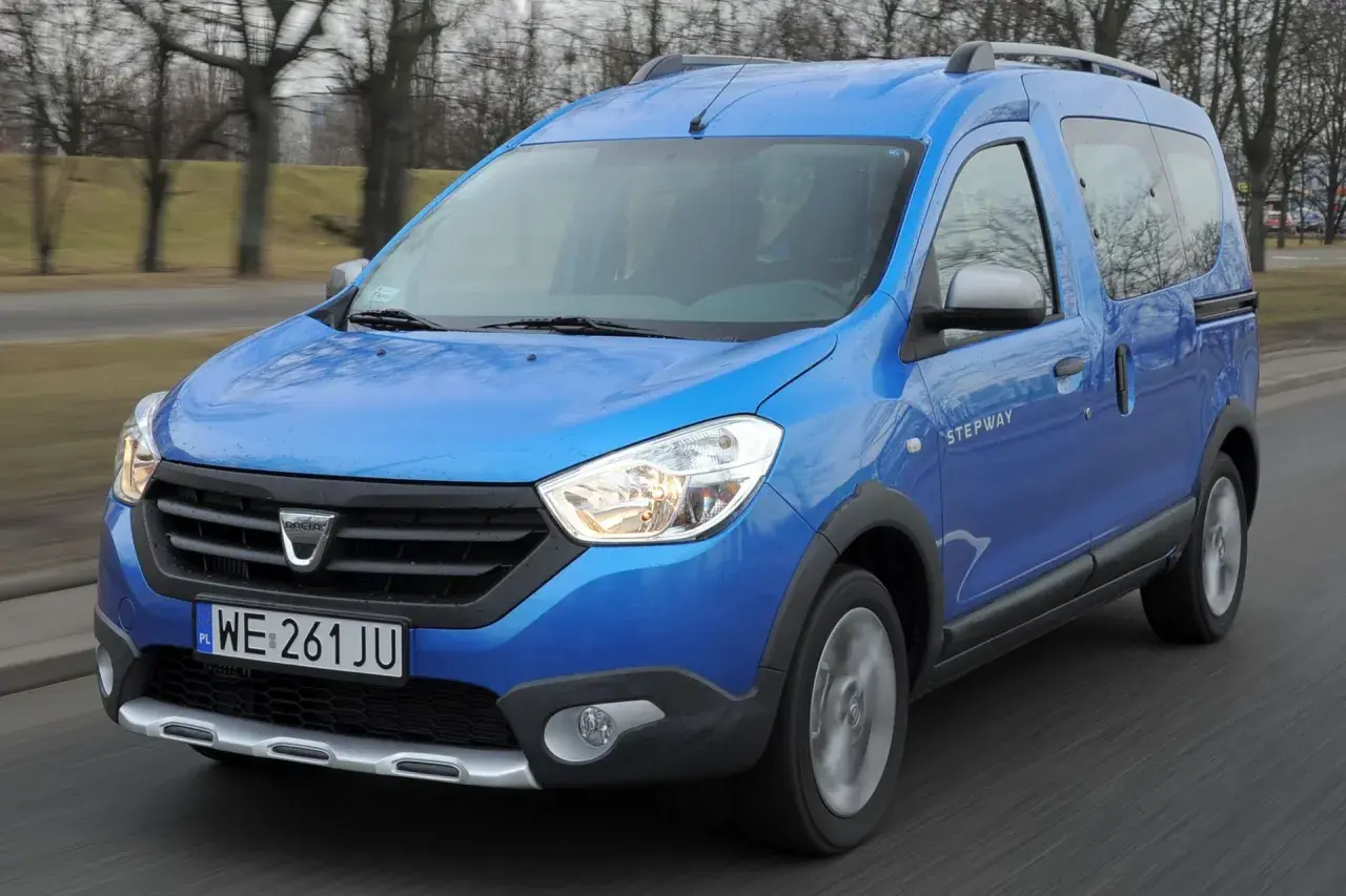 Niebieski Dacia Dokker Stepway w ruchu, z widocznym napisem "STEPWAY" na drzwiach.