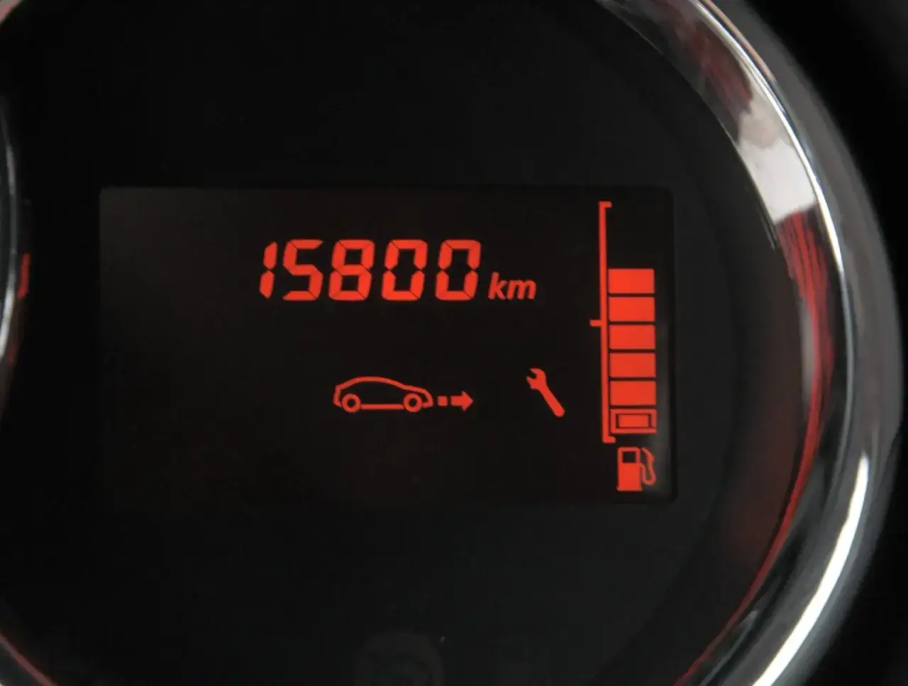 Dacia Dokker: 15800 km przebiegu, kontrolka serwisu sugeruje konieczność kasowania inspekcji.
