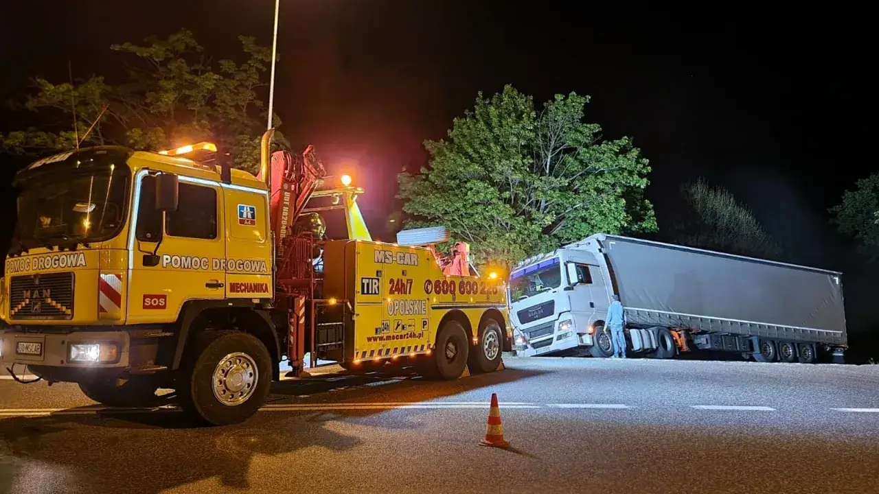 Pomoc drogowa holuje ciężarówkę, której silnik diesel zgasł podczas jazdy i nie odpala.