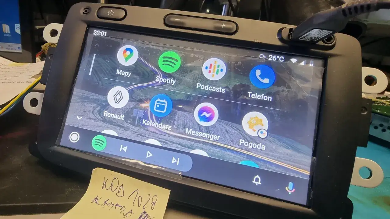 Ekran multimedialny MediaNav z Android Auto, widoczne ikony Mapy, Spotify, Telefon, Kalendarz.