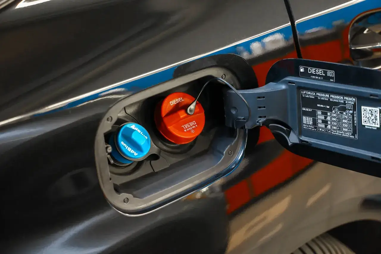 Zbiornik AdBlue i Diesel w samochodzie. Po dolaniu AdBlue kontrolka nie gaśnie, mimo że płyn jest uzupełniony.