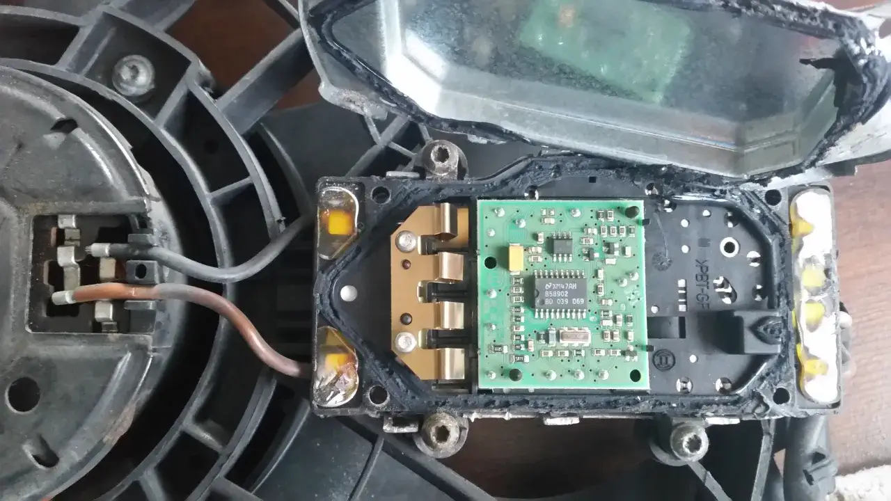 Elektronika wentylatora chłodnicy BMW E46, widoczna zielona płytka drukowana z elementami elektronicznymi i złączami.