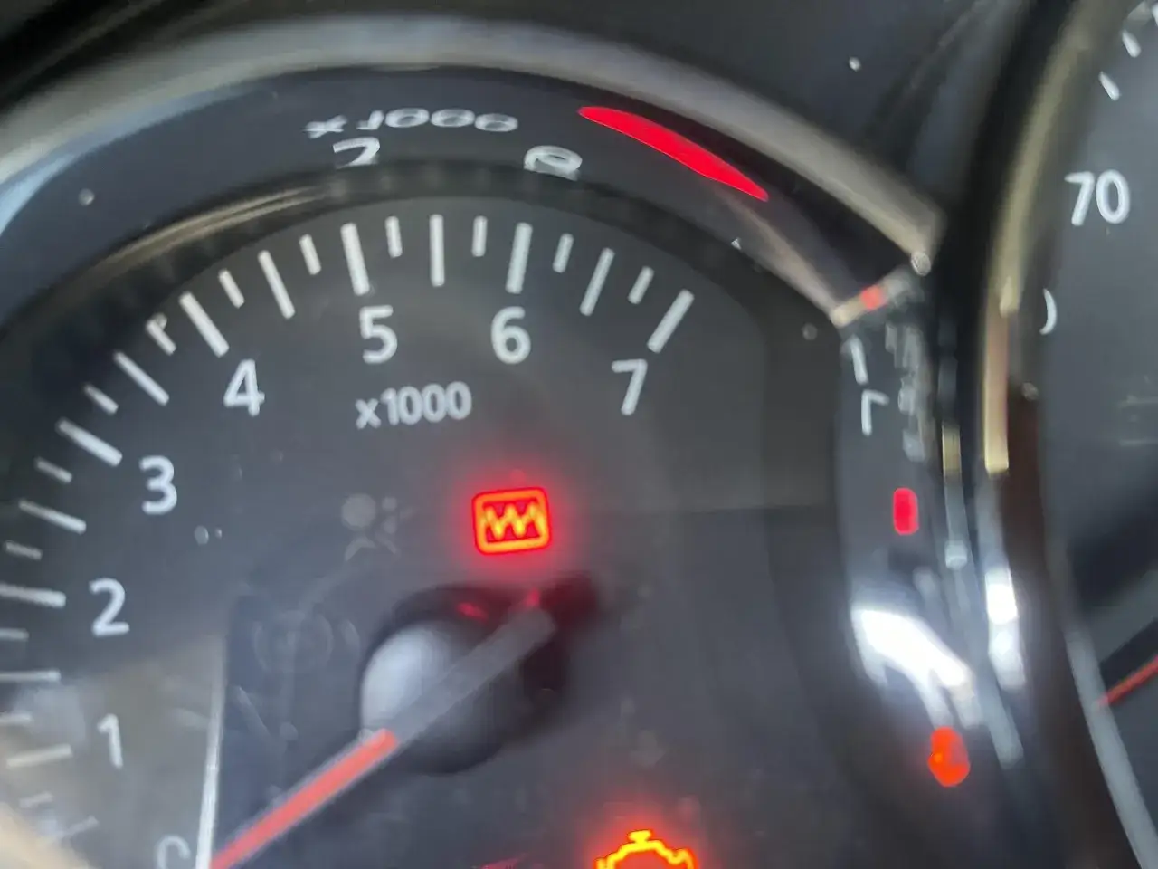 Na desce rozdzielczej Dacia świeci się kontrolka zygzak, sygnalizując problem z systemem stabilizacji toru jazdy.