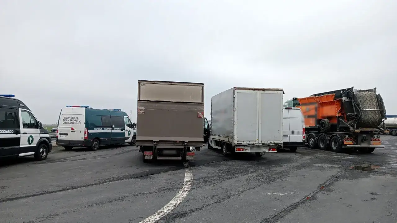 Inspekcja Transportu Drogowego sprawdza, jak obliczyć ładowność pojazdu. Na placu stoją ciężarówki i furgonetki ITD.