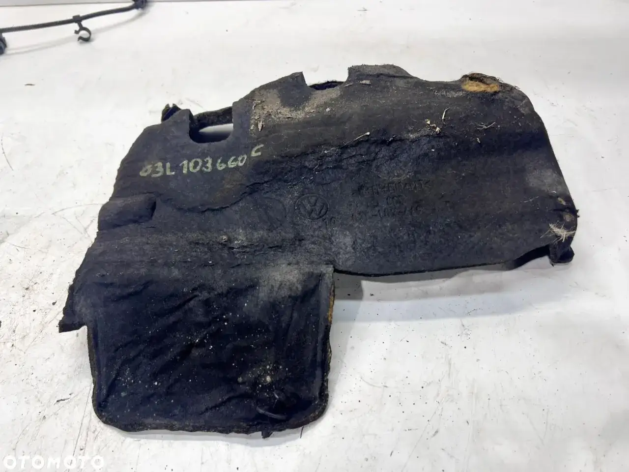 Używana osłona miski olejowej z numerem 03L 103 660 C, z widocznym logo VW.