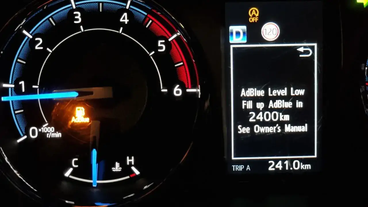 Niski poziom AdBlue. Aby sprawdzić poziom AdBlue, uzupełnij płyn w ciągu 2400 km. Zobacz instrukcję obsługi.