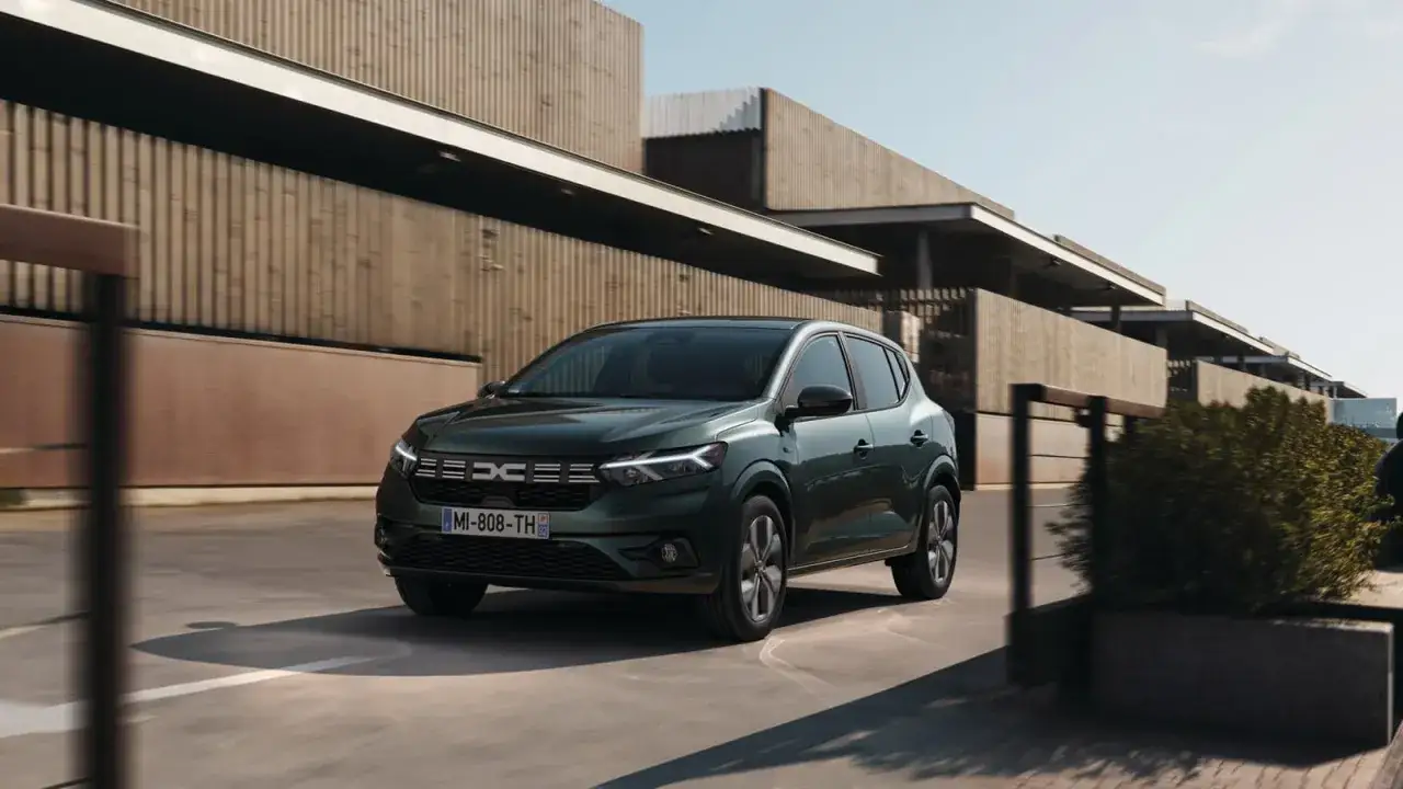 Dacia Sandero w ciemnozielonym kolorze lakieru, prezentująca nowoczesne linie i miejski styl.