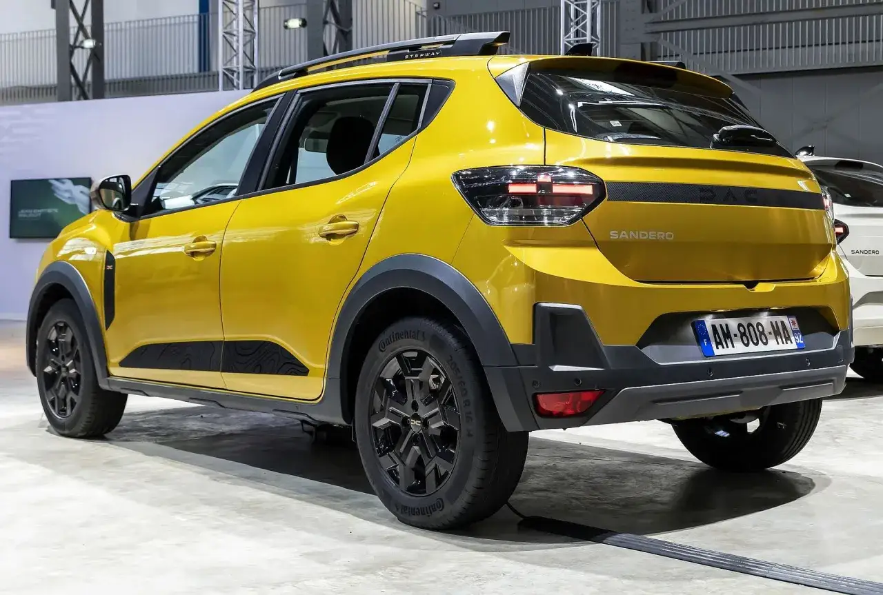Żółty Dacia Sandero Stepway, idealny do miasta. Zastanawiasz się, jaki silnik wybrać? Ten model oferuje ekonomiczne i dynamiczne opcje.