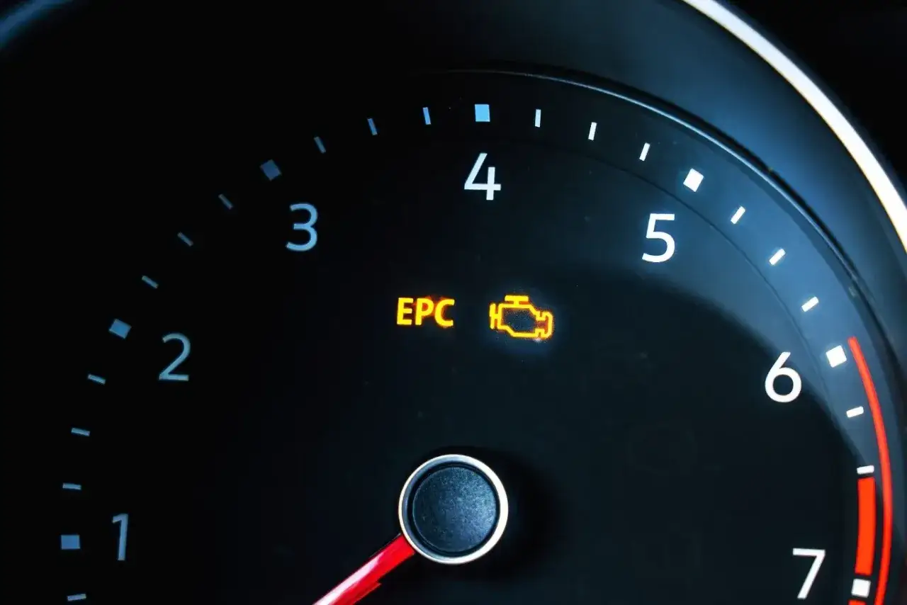 Na desce rozdzielczej świeci się kontrolka EPC, co oznacza problem z elektronicznym sterowaniem przepustnicy.