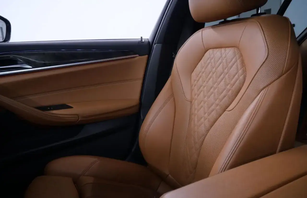 Wnętrze BMW z brązową, pikowaną skórą. Chcesz wiedzieć, jak sprawdzić kolor skóry BMW? Ten odcień to klasyka.