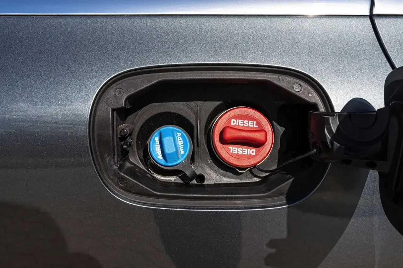 Dwa korki wlewu paliwa: niebieski z napisem AdBlue i czerwony z napisem DIESEL. Tak sprawdzisz poziom AdBlue.