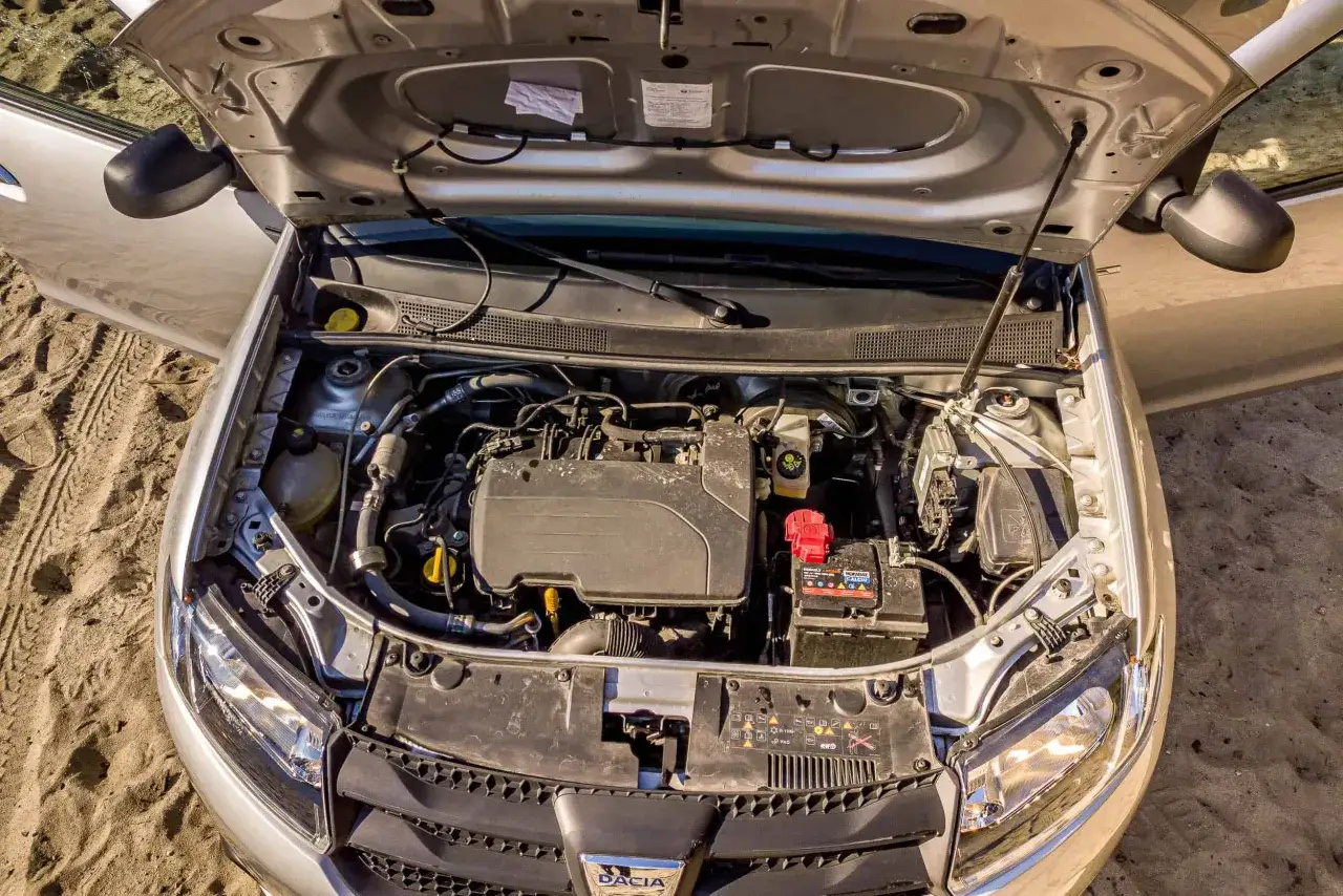 Silnik Dacia Sandero, który wybrać? Widok komory silnika, akumulator, płyny.