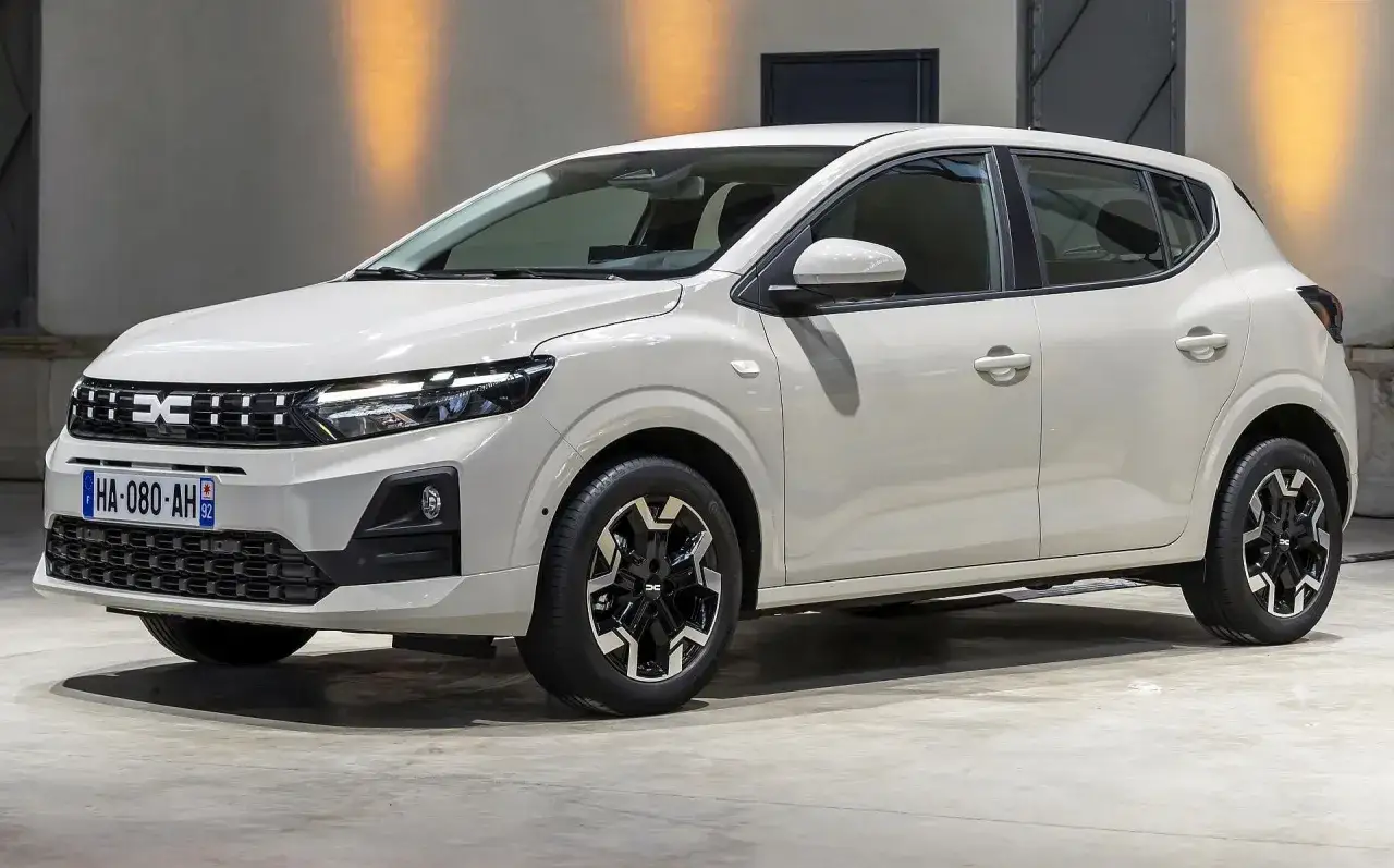 Biała Dacia Sandero, idealna do miasta. Zastanawiasz się, jaki silnik wybrać? Ten model oferuje ekonomiczne i dynamiczne opcje.
