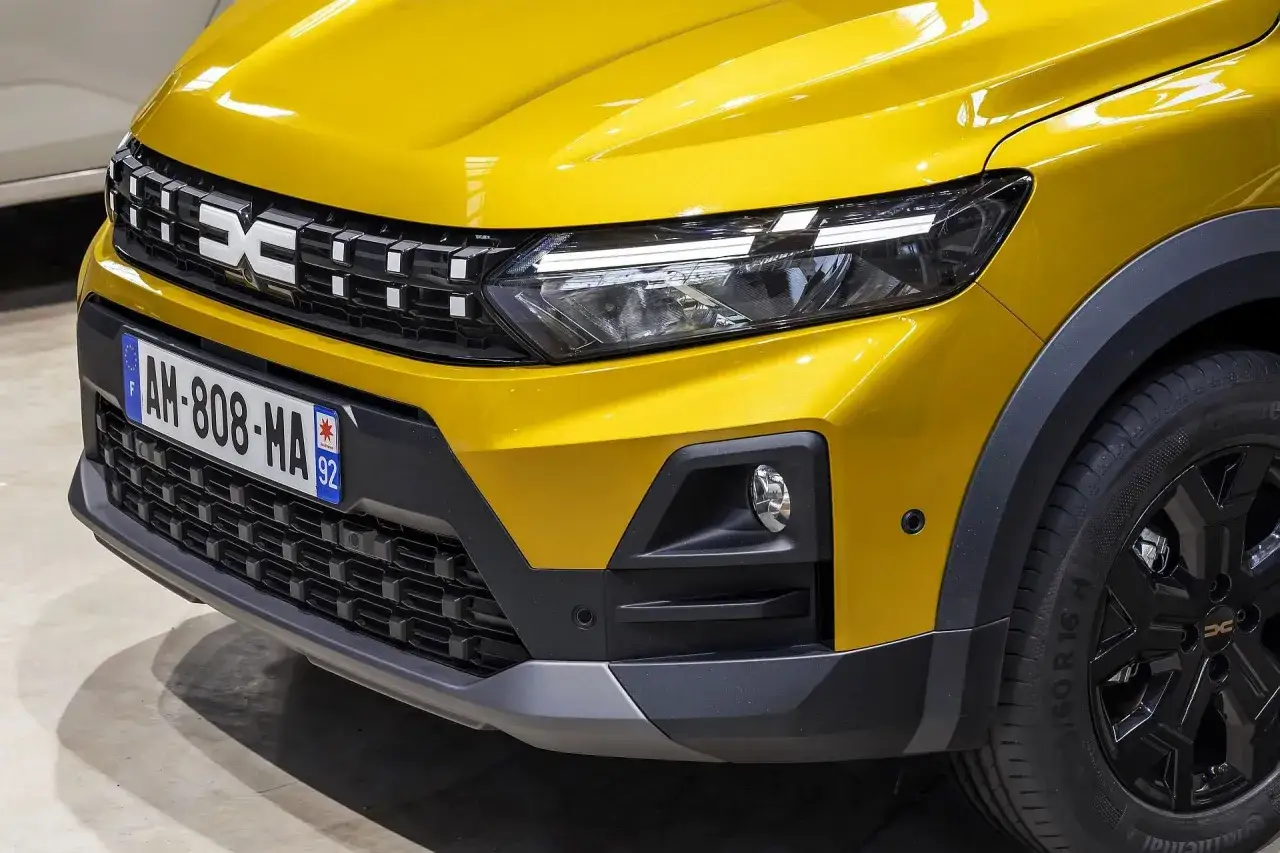 Żółty Dacia Sandero, przód z grillem i światłami. Zastanawiasz się, jaki silnik wybrać do Dacia Sandero?
