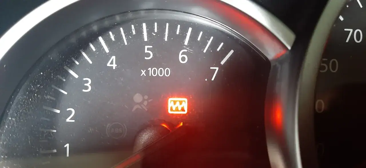 Dacia Dokker: świeci się kontrolka serwisu. Czas na kasowanie inspekcji olejowej.