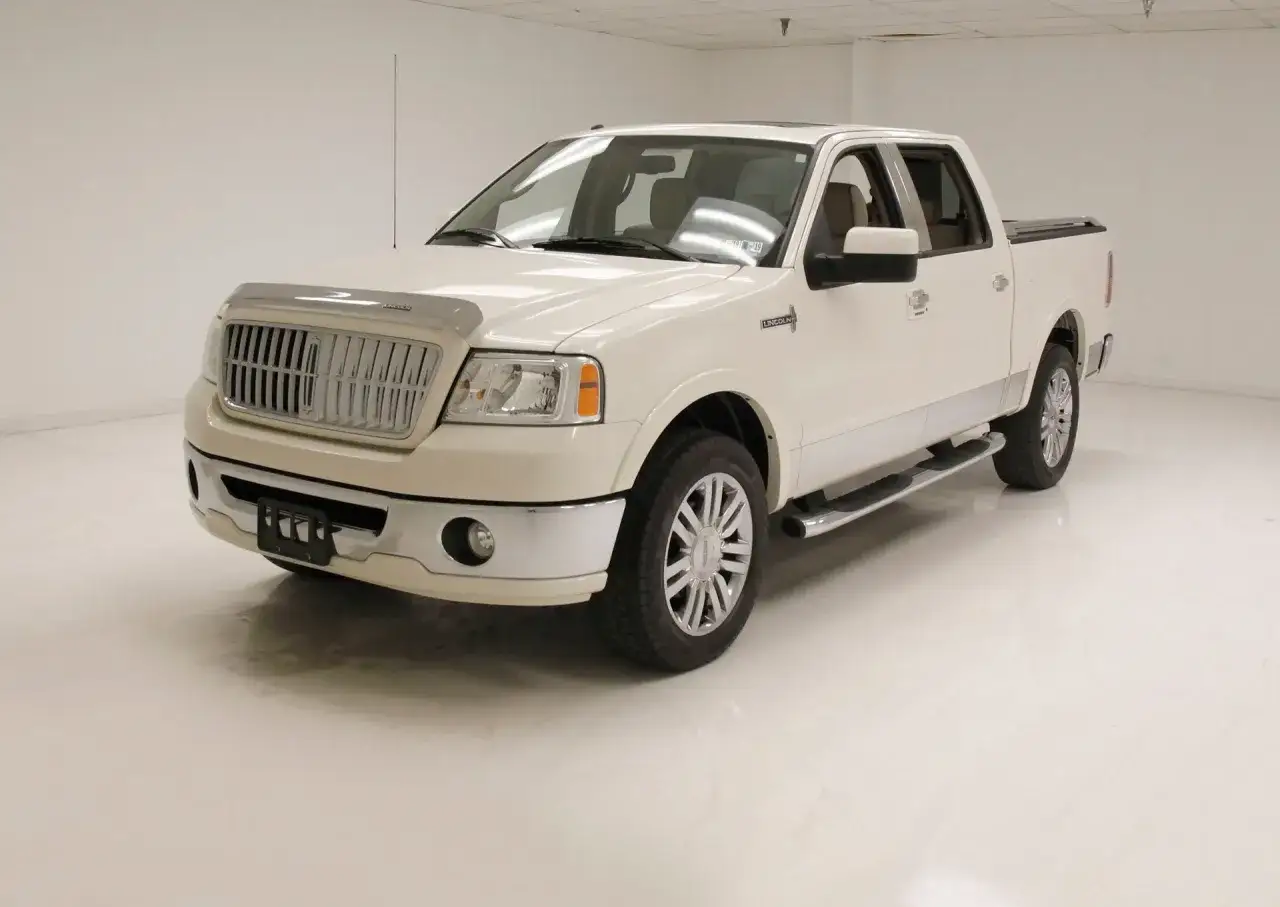 Biały Lincoln Mark LT z chromowanymi detalami i felgami, gotowy na każdą podróż.
