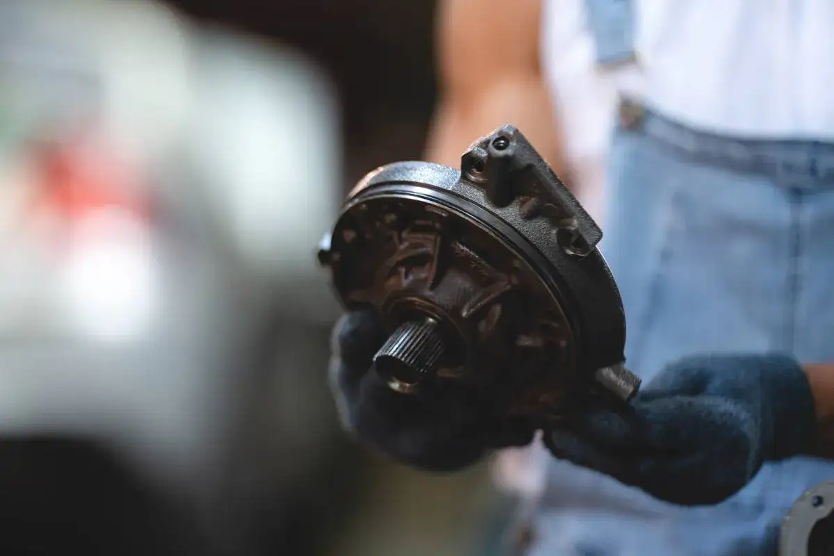 Mechanik trzyma zużyty element, który wygląda jak twardy hamulec nie hamuje.