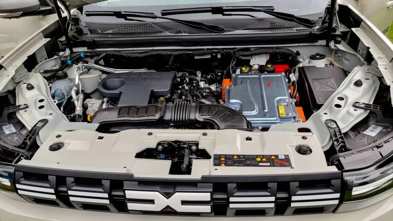 Silnik hybrydowy w Dacia Duster. Zastanawiasz się, jaki silnik wybrać? Ten widok pod maską może pomóc w decyzji.