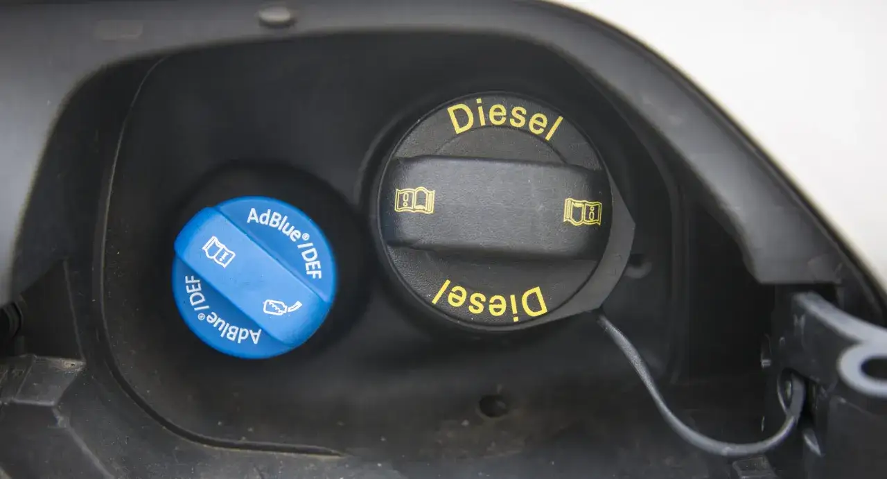 Niebieski korek AdBlue obok korka Diesel. Sprawdź instrukcję, jak sprawdzić poziom AdBlue w samochodzie.