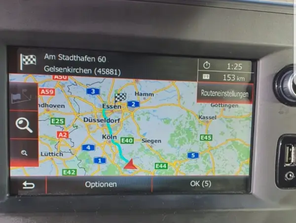 Nawigacja pokazuje trasę do Gelsenkirchen. To **media nav evolution toolbox** w akcji, z czasem 1:25 i dystansem 153 km.