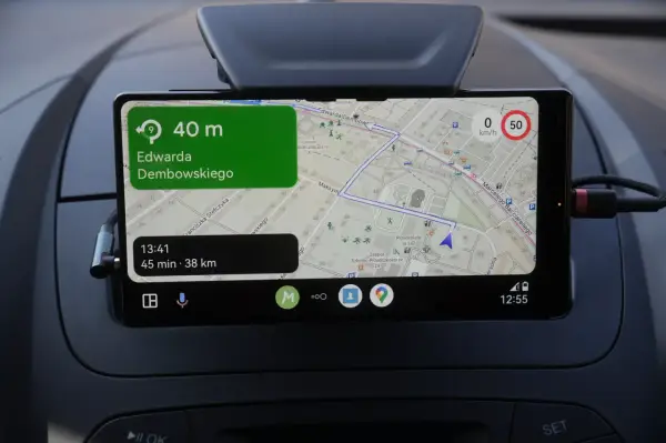 Nawigacja Medianav z Android Auto pokazuje trasę do ul. Edwarda Dębowskiego. Czas dojazdu 45 min, dystans 38 km.